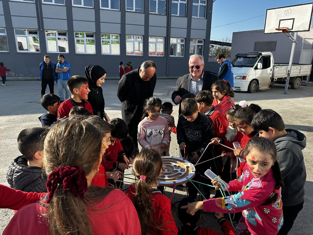 “Merkezim Her Yerde” faaliyetlerimiz kapsamında bugün Dede Dağı Şehit İsa Kurt İlkokulu’nda eğitici, keyifli ve renkli etkinlikler gerçekleştirdik.
Onların enerjisi ve gülüşü günümüze ışık kattı. 💛

Merkezimiz olarak her zaman gençlerimizin yanındayız. 🌿

#gsbgm #bafragm