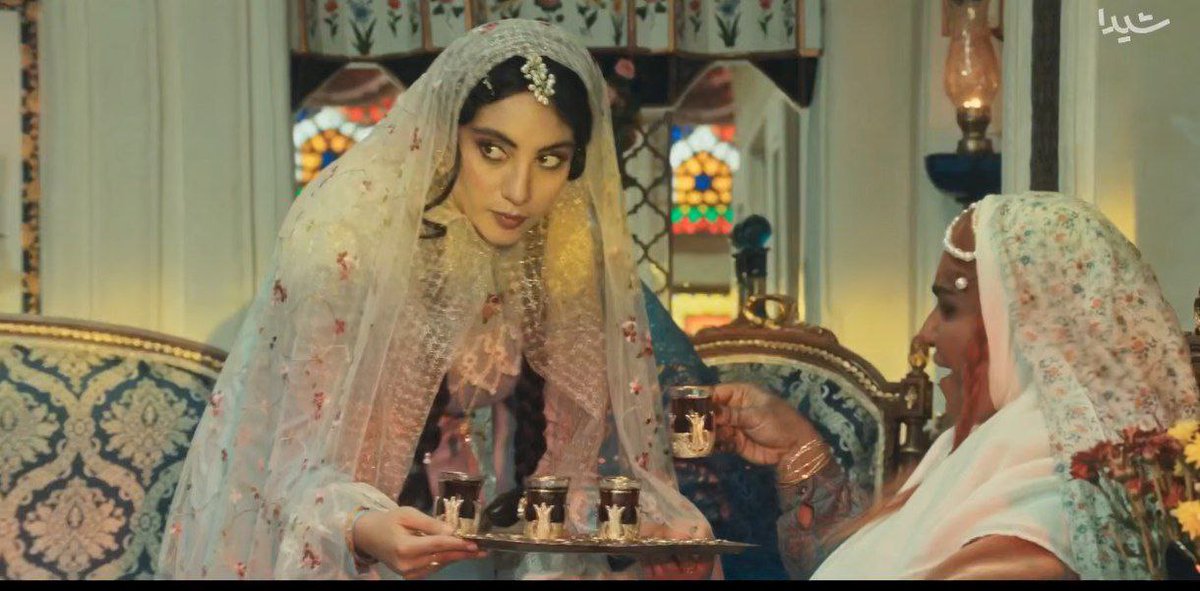 یکی از جذابیتهای سریال #بامداد_خمار استفاده دقیق از ضرب‌المثلها و عبارتهای قدیمی است که خودش یک کلاس ادبیات عامیانه را ایجاد کرده، خصوصا که تقریبا می‌توان فهمید جا و مکان به کارگیری این عبارات کجاست‌.
این هنر نرگس آبیار که کمک به ادبیات غنی فارسی محسوب می‌شود، ستودنیست.