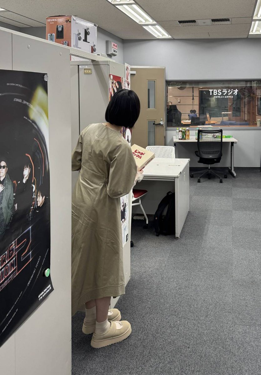 sakuraron954's tweet image. #佐倉綾音 が急遽アトロクに出演！きょうのスペシャルパートナー #花澤香菜 さんへの差し入れも持参です
（写真はスタジオ前で待ち構えている佐倉さん）

アフター６ジャンクション２ (2) | TBSラジオ | 2025/11/26/水  21:00-22:00 radiko.jp/share/?sid=TBS…

 #utamaru #佐倉論理