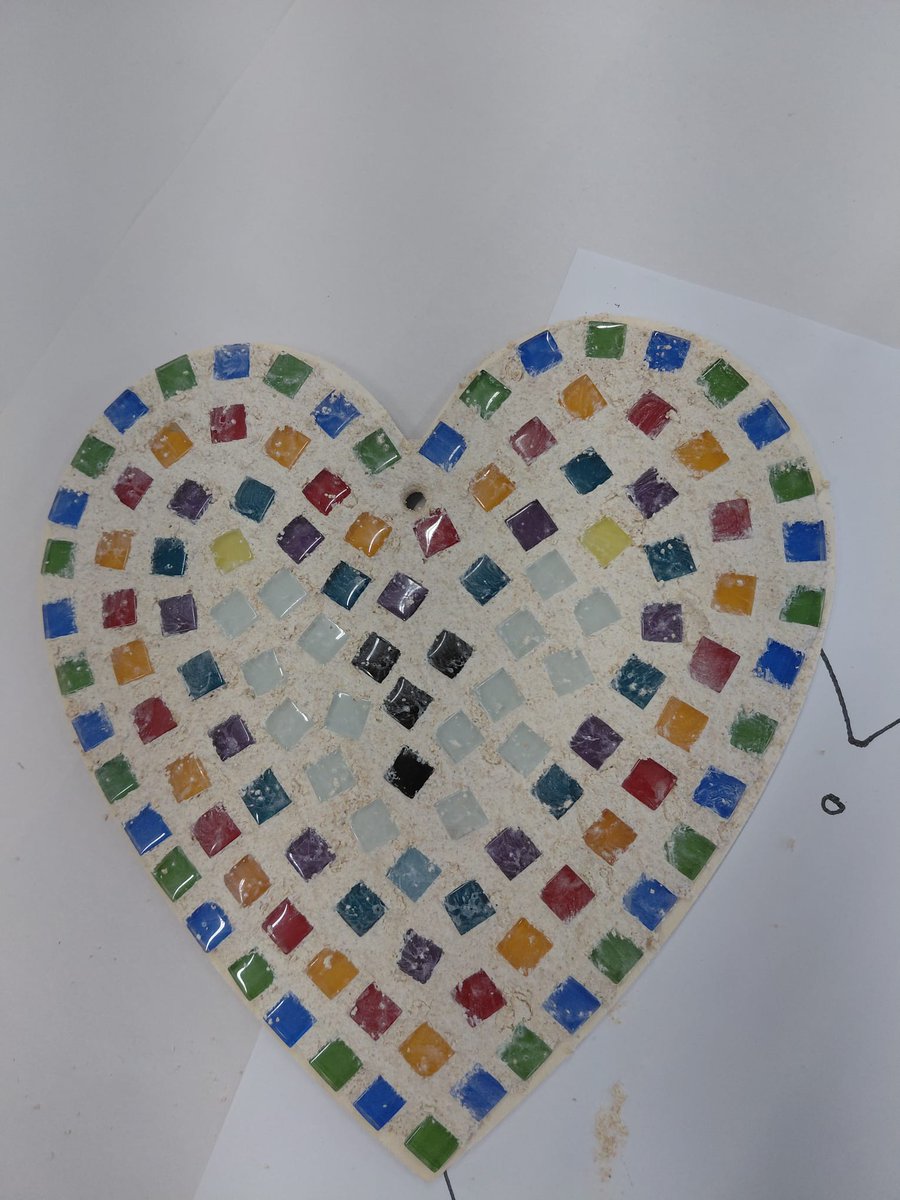 Rotherhamcreat2's tweet image. A fantastic morning at Blackburn Primary! Yr5 children and their families have been learning all about Mosaic Art. We have designed and then created our own mosaic hearts. Brilliant team work and super skills today.  #fabulousfamilies #learningtogether #funatschool