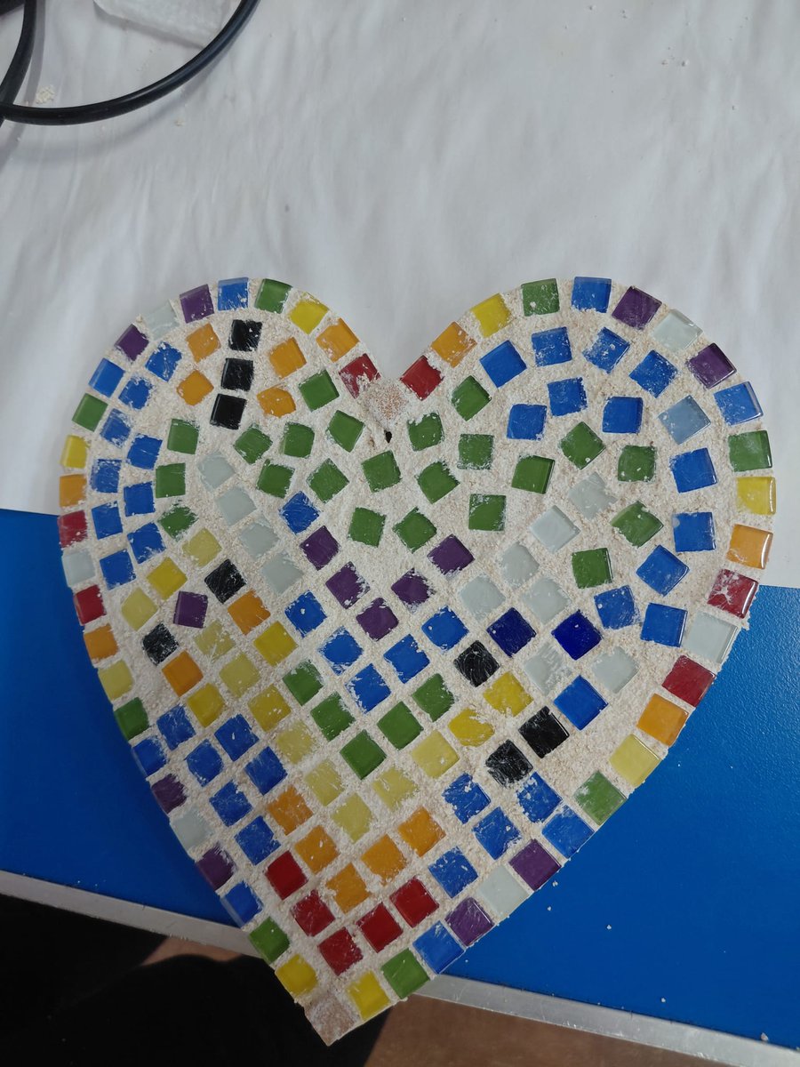 Rotherhamcreat2's tweet image. A fantastic morning at Blackburn Primary! Yr5 children and their families have been learning all about Mosaic Art. We have designed and then created our own mosaic hearts. Brilliant team work and super skills today.  #fabulousfamilies #learningtogether #funatschool