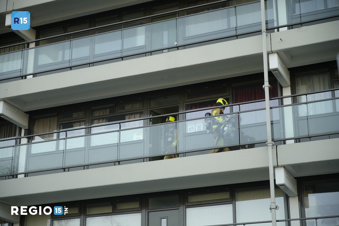 regio15's tweet photo. Brandje in woning aan de #Dunantstraat in #Zoetermeer. Nader bericht: 'kleine brand'.  Een bewoner wordt door het ambulancepersoneel verzorgd. https://t.co/1DLRM7gnpG