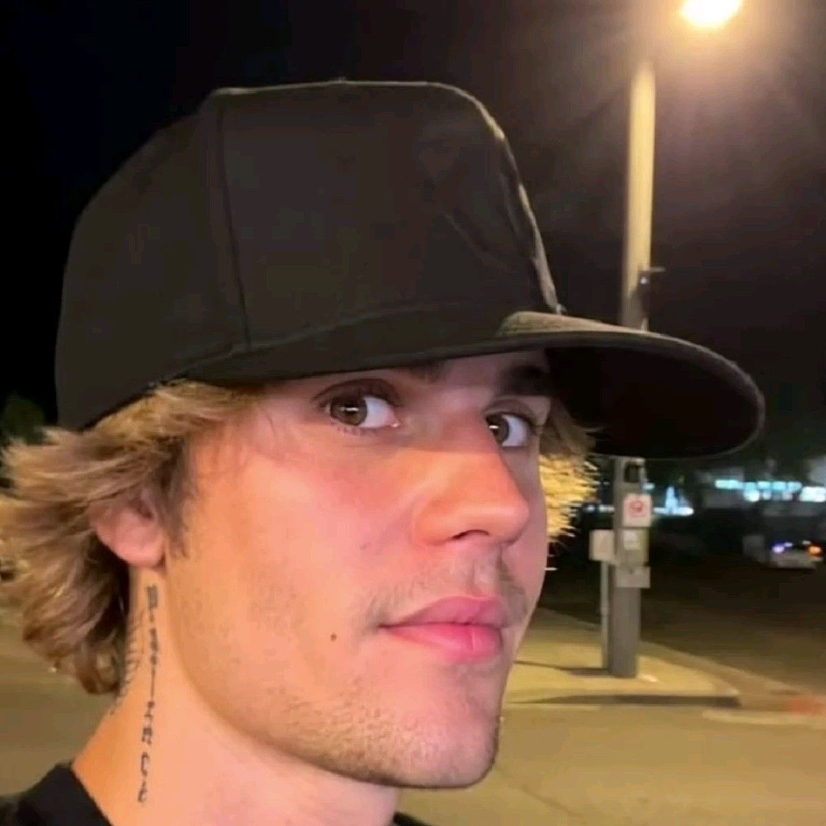 oopstoxic's tweet image. justin bieber com o cabelo longo saindo do boné, nariz perfeito e boca desenhada