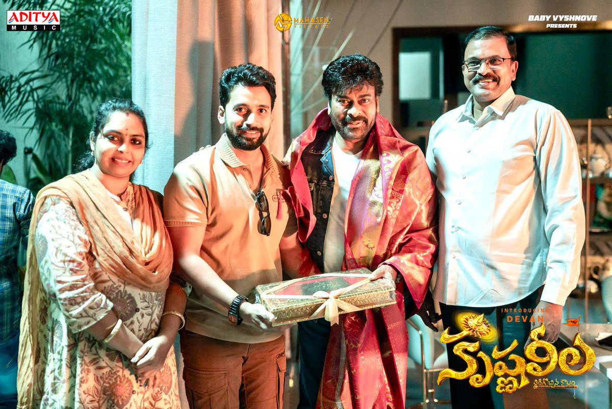 Amarnath_555's tweet image. Moment carved into cinema memory — Megastar @KChiruTweets garu &amp;amp; the #KrishnaLeela team. 🌟🔥
#Devan @DhanyaBee #JyothsnaG #AnilKiranKumarG #BheemsCeciroleo #SatishMuthyala @UrsVamsiShekar @PicturesPVR @adityamusic