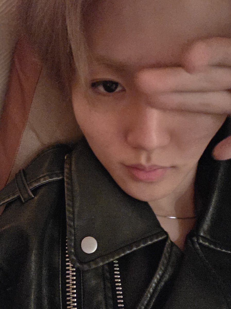 doyoungxii's tweet image. Just arrived in HK 📸