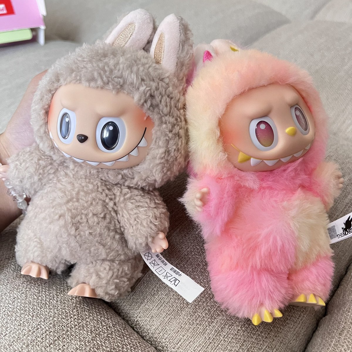 raaaaasn's tweet image. soooo danggg cute uri laoshi sent these labubu and a bunch of fruits! also chinese food that is withheld delivery 🤣 

im not a fan of labubu but because this is from laoshi, wo chao ai!