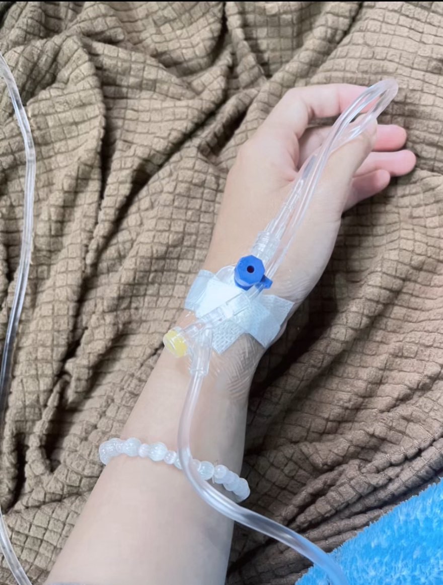 raaaaasn's tweet image. soooo danggg cute uri laoshi sent these labubu and a bunch of fruits! also chinese food that is withheld delivery 🤣 

im not a fan of labubu but because this is from laoshi, wo chao ai!