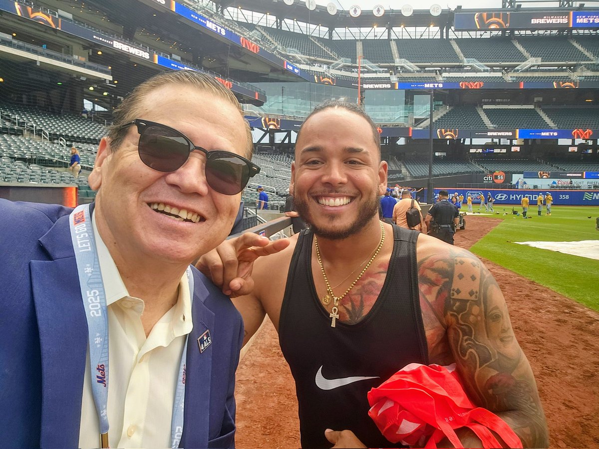 Atencion <a href="/Campechano31/">Michael 🧡💙❤️⚾️⚽️🇩🇴</a> y su Banda Gigante Metropolitan <a href="/MetsGirl1986/">Marbella Morales LGM 🇲🇽🇵🇷</a> <a href="/LaDivinaDiva/">La Divina Diva 🇻🇪🇵🇸 🏳️‍🌈🏳️‍⚧️✊🏿🐕🐈🏙️⛸️👠</a> <a href="/miguel_medina/">Miguel Medina</a> <a href="/njrosario56/">NESTOR ROSARIO</a> <a href="/Moisesdeportes1/">Moises Fabian</a>.  El es buen chico. Excellent persona y profesional 
🤫🤣