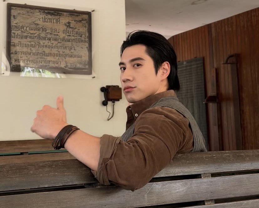 saltymarbles's tweet image. Zo is a regular customer at the traditional Chinese medicine massage shop. Has a slim figure, fair skinned, black hair. He’s quite stubborn, has a way with words, with a sharp tongue. He appears tough on the outside but is a softie on the inside.