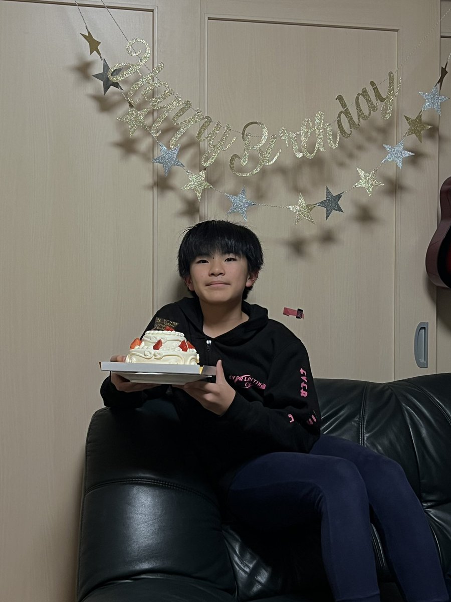HALTO13906322's tweet photo. 今日で12歳になりました❣️
念願の2段のケーキ🎂
抱負は、春には中学生❗️怪我もなく充実した1年を送りたいと思います❗️

 #くすはると  #HALTO  #バースデー https://t.co/6DaiLj00Bj