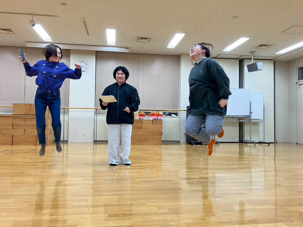 gekidan_channel's tweet image. 【🪽とびたい】
役者の魅せ方を試行錯誤しながらの稽古でした‼️

「飛んで！もっともっと！！もっと！！！」

「バナナの翼欲しくないですか？」🤔

 #ちゃねる超宇宙  #劇団ちゃねる 
⬇️ご予約は元ポストから⬇️