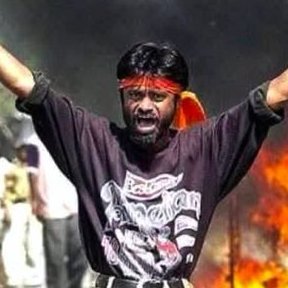 mujifren's tweet image. His name is literally &quot;Ashok Mochi&quot;

He belongs to the backward Mochi community who are traditional cobblers 

He has accused Teesta Setalvad of misleading him into getting the picture clicked and making him poster boy of Gujarat Riots 

While he had nothing to do with the event…