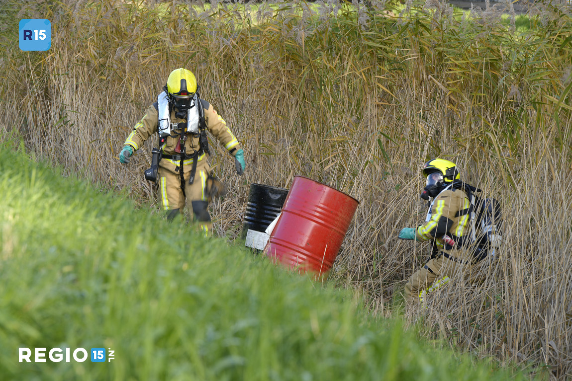 Brandweer onderzoekt gedumpte oliedrums