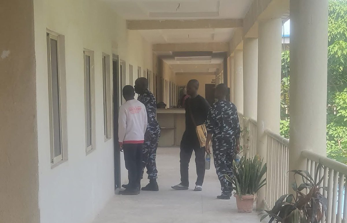 GeneralSnow_'s tweet image. BREAKING NEWS

Evangelist Daniel Who made a video reporting bandits Attack In Agboda village in Nasarawa State has been arrested  and in detention for the past 12 hours according to his wife Elizabeth Ukpo Daniel.

Please tag all the international handles especially Christian…