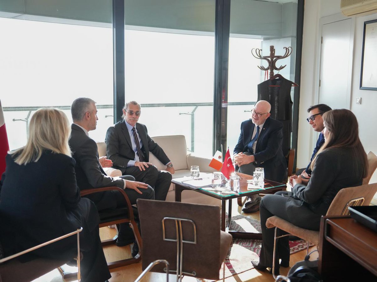 EmbaMexTur's tweet image. El Emb. @CGjdl se reunió con el alcalde de @etimesgutbld, @erdalbeskcioglu, para explorar oportunidades de cooperación cultural. También participó el profesor Sezer Aksoy, quien presentó el proyecto “Gracias Ankara”, un libro que celebra los lazos con los países latinoamericanos.