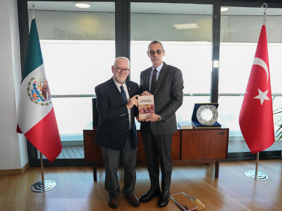 EmbaMexTur's tweet image. El Emb. @CGjdl se reunió con el alcalde de @etimesgutbld, @erdalbeskcioglu, para explorar oportunidades de cooperación cultural. También participó el profesor Sezer Aksoy, quien presentó el proyecto “Gracias Ankara”, un libro que celebra los lazos con los países latinoamericanos.
