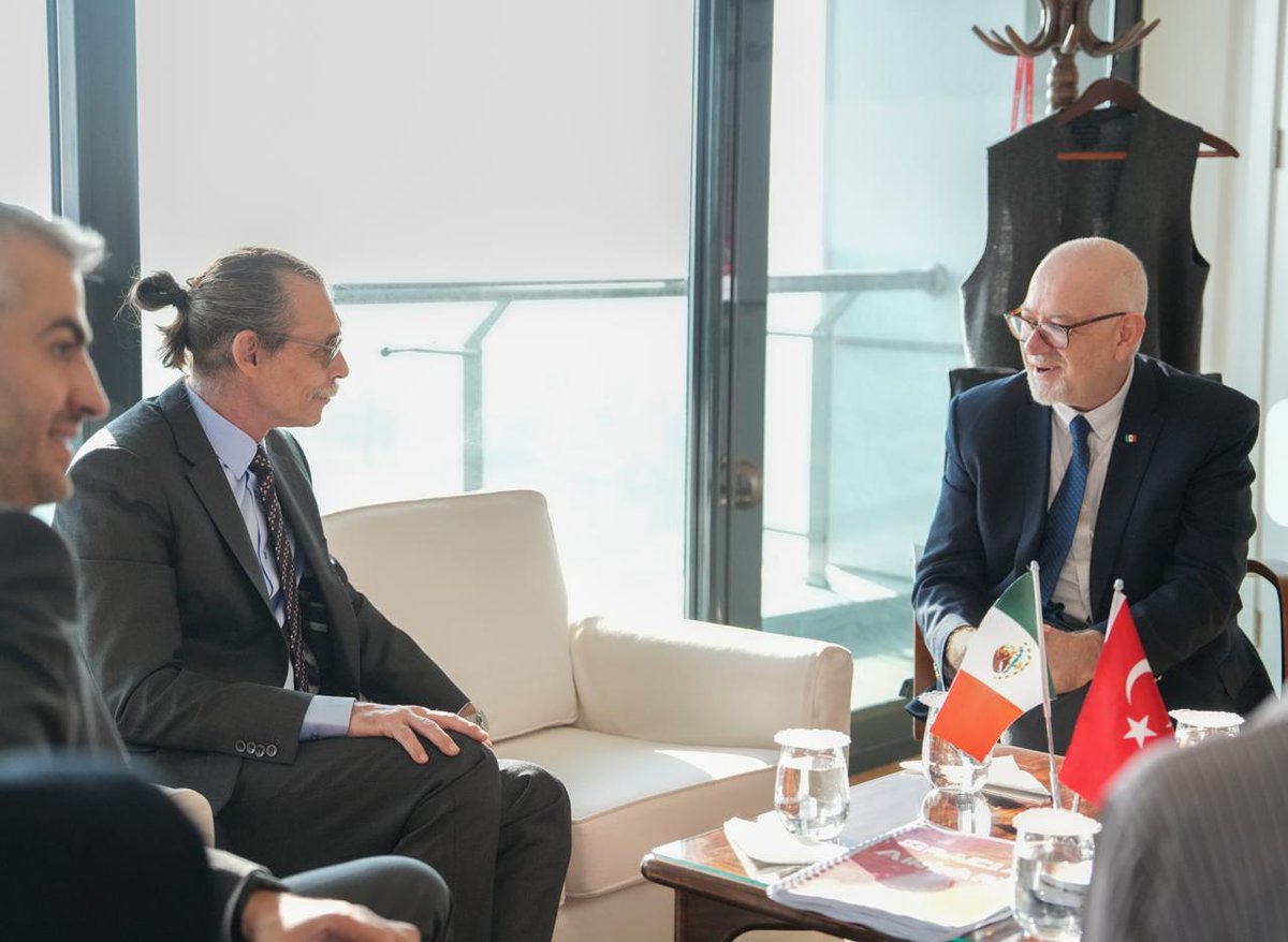 EmbaMexTur's tweet image. El Emb. @CGjdl se reunió con el alcalde de @etimesgutbld, @erdalbeskcioglu, para explorar oportunidades de cooperación cultural. También participó el profesor Sezer Aksoy, quien presentó el proyecto “Gracias Ankara”, un libro que celebra los lazos con los países latinoamericanos.