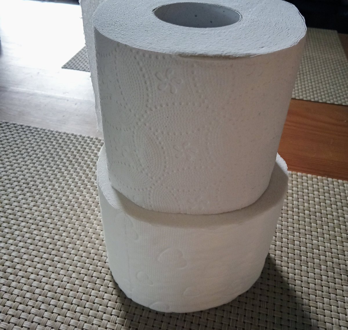 FragJa's tweet image. Oben: Klopapier von Amazon.
Unten: gut und günstig Edeka.
Habe bei diesem Produkt kein Sparabo eingerichtet.
#Servicetweet