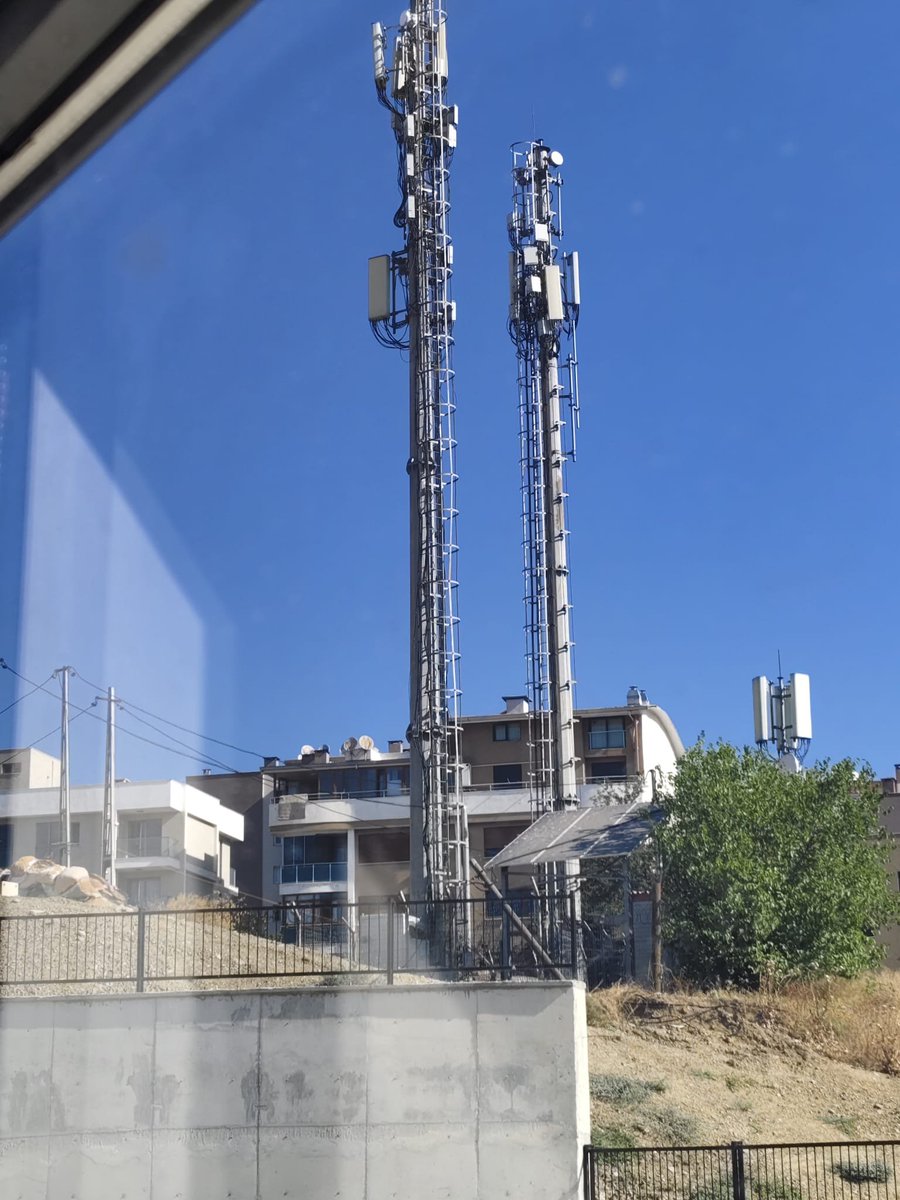 Burası İzmir Karabaglar Adil İçel ilkokulu/ Sadullah Sever ilkokulu/ Katip Çelebi Ortaokulu ve özel eğitim okulu. Okul duvarının hemen arkasında baz istasyonları mevcut. Bu istasyonların kalkmasını istiyor veliler ve öğretmenler 
<a href="/tcmeb/">Millî Eğitim Bakanlığı</a>
 <a href="/UABakanligi/">T.C. Ulaştırma ve Altyapı Bakanlığı</a>
 <a href="/a_uraloglu/">Abdulkadir URALOĞLU</a>
 <a href="/Yusuf__Tekin/">Yusuf Tekin</a>