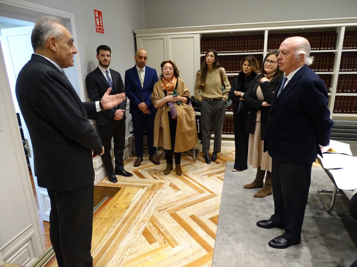 ItalyinSpain's tweet photo. 📚El Embajador de 🇮🇹 @giuseppbuccino con la colocación de la placa en la biblioteca de @ItalyinSPA, rinde homenaje al legado intelectual de Aldo #Olcese, a su calidad humana y a su compromiso con el conocimiento como instrumento de transformación. 👏
👇
https://t.co/zp4UxtzCRW https://t.co/qbSovXSjT6