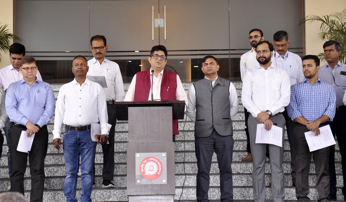 drmhowrah's tweet photo. On the occasion of Constitution Day, DRM/HWH Shri Vishal Kapoor led the observance by reading out the Preamble of the Constitution at the Portico of the New DRM Building today. Officers and staff present at the venue joined in by collectively repeating the Preamble, marking a solemn reaffirmation of the values enshrined in the Constitution.

#ConstitutionDay