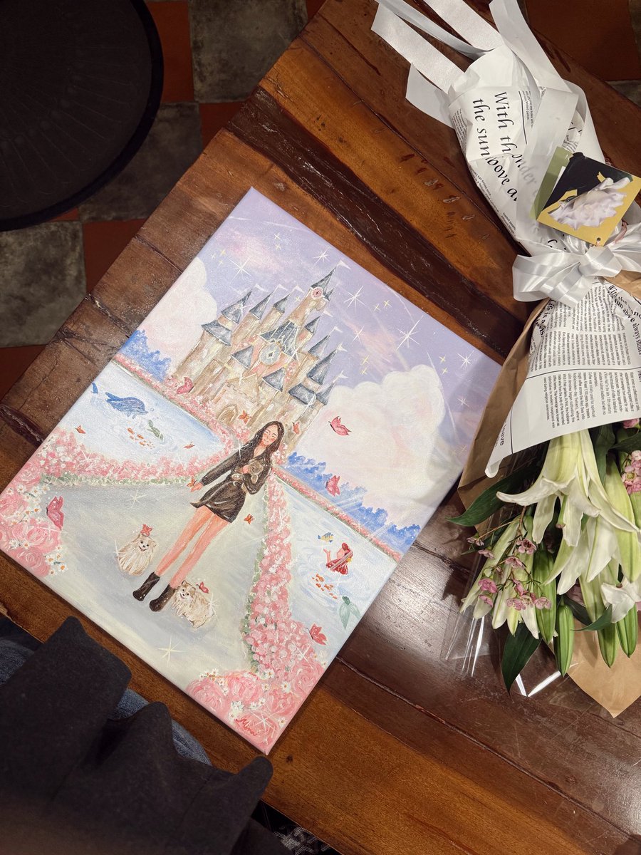 lena__lorena's tweet image. ขอมาพูดถึงดีเทลของขวัญวันเกิดที่ให้หมวยในปีนี้หน่อยนะคะ💕 ด้วยความที่น่าเป็นคนชอบศิลปะมากๆ เพราะมันคือการรวมความเป็นมนุษย์ ประสบการณ์ และความรู้สึกเอาไว้ผ่านผลงานสักชิ้นเลยคิดว่าอยากหา artist สักคนที่เป็นสไตล์น้องและถ่ายทอดสิ่งที่น่าอยากสื่อลงไปในลายเส้น ไอเดีย และสีบน canvas…