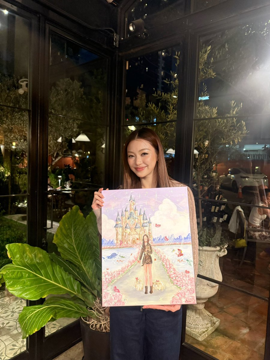 lena__lorena's tweet image. ขอมาพูดถึงดีเทลของขวัญวันเกิดที่ให้หมวยในปีนี้หน่อยนะคะ💕 ด้วยความที่น่าเป็นคนชอบศิลปะมากๆ เพราะมันคือการรวมความเป็นมนุษย์ ประสบการณ์ และความรู้สึกเอาไว้ผ่านผลงานสักชิ้นเลยคิดว่าอยากหา artist สักคนที่เป็นสไตล์น้องและถ่ายทอดสิ่งที่น่าอยากสื่อลงไปในลายเส้น ไอเดีย และสีบน canvas…