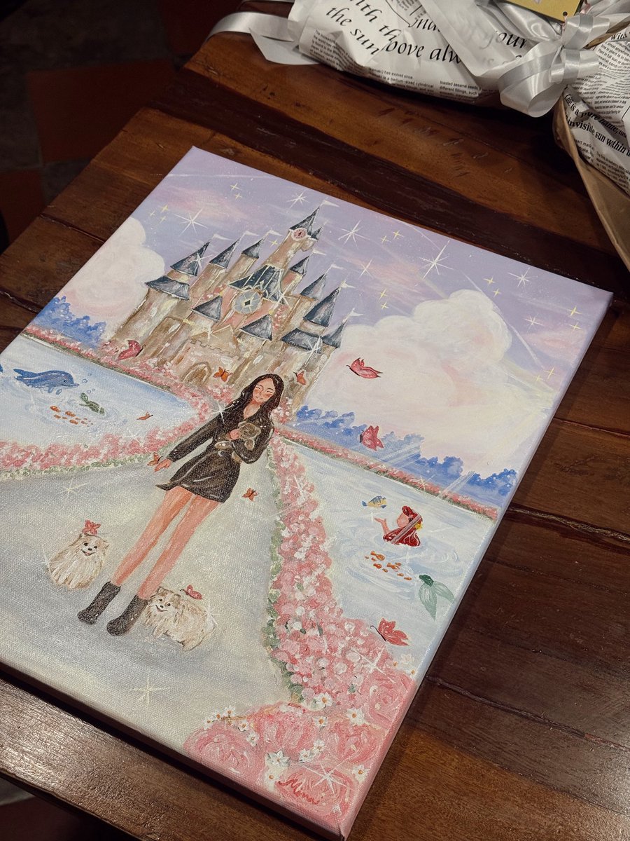 lena__lorena's tweet image. ขอมาพูดถึงดีเทลของขวัญวันเกิดที่ให้หมวยในปีนี้หน่อยนะคะ💕 ด้วยความที่น่าเป็นคนชอบศิลปะมากๆ เพราะมันคือการรวมความเป็นมนุษย์ ประสบการณ์ และความรู้สึกเอาไว้ผ่านผลงานสักชิ้นเลยคิดว่าอยากหา artist สักคนที่เป็นสไตล์น้องและถ่ายทอดสิ่งที่น่าอยากสื่อลงไปในลายเส้น ไอเดีย และสีบน canvas…