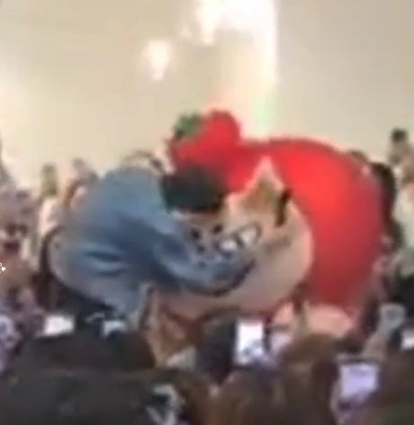 BrIgHtWiNFoReV6's tweet image. วันนี้มาฟ้อกซนมาก  โปรยเสน่ห์ใส่อุนย่าอุนยายไม่หยุด ยัยบุ๊คหมั่นเขี้ยวลูกหนักมาก 555

ฟ้อก : เดินไปหาอุนย่า

🍅 : พ่อรักหนูนะ ไปแล้วลูกมึงฟอส!!!  // หันไปวีนฟอส มนุษย์แม่ที่มีทุกบ้าน

🍅 : วุ้ย~ น่ารักจริงๆ มานี่ (เดินไปจับลูก หอมแก้ม)
 
#MelodyOfSecretsLIVE
#ฟอสบุ๊ค #Tomafox