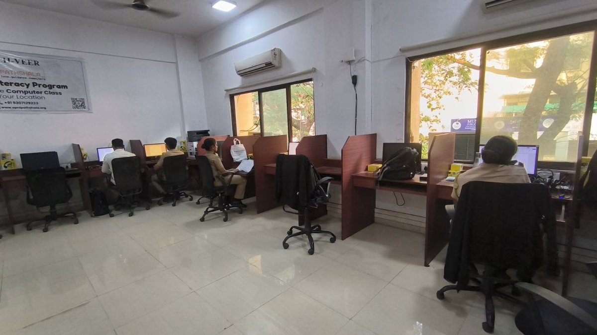 Tech_Veer_2025's tweet image. Focused learning in the lab today as constables practiced typing and Excel basics.
#PoliceTraining #ComputerSkills #DailyProgress @apnipathshala_