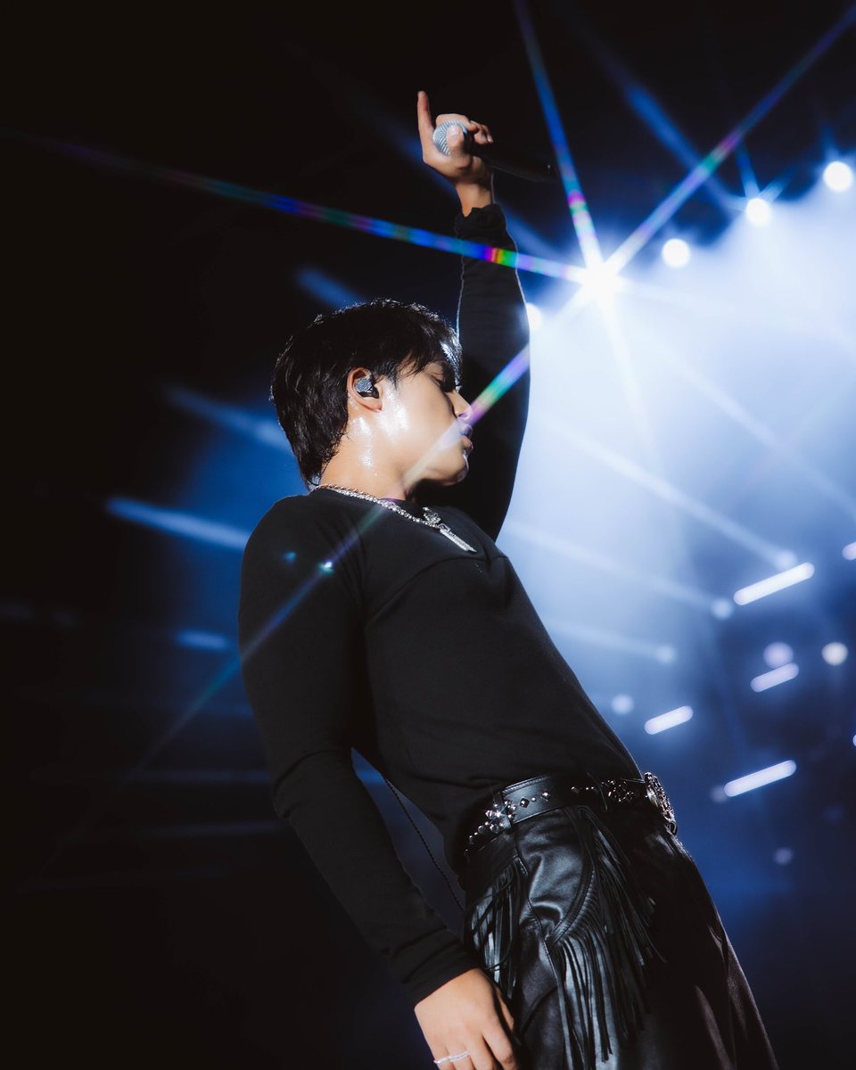 siimpforsebong's tweet photo. Superstar Mingyu in Abu Dhabi 🖤✨ https://t.co/NYFCreXVDy