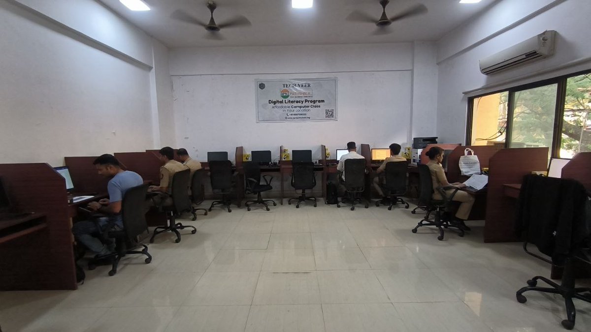 Tech_Veer_2025's tweet image. Daily computer sessions helping constables boost their speed, accuracy, and confidence. 
#SkillDevelopment #PoliceTraining #LearningJourney @apnipathshala_