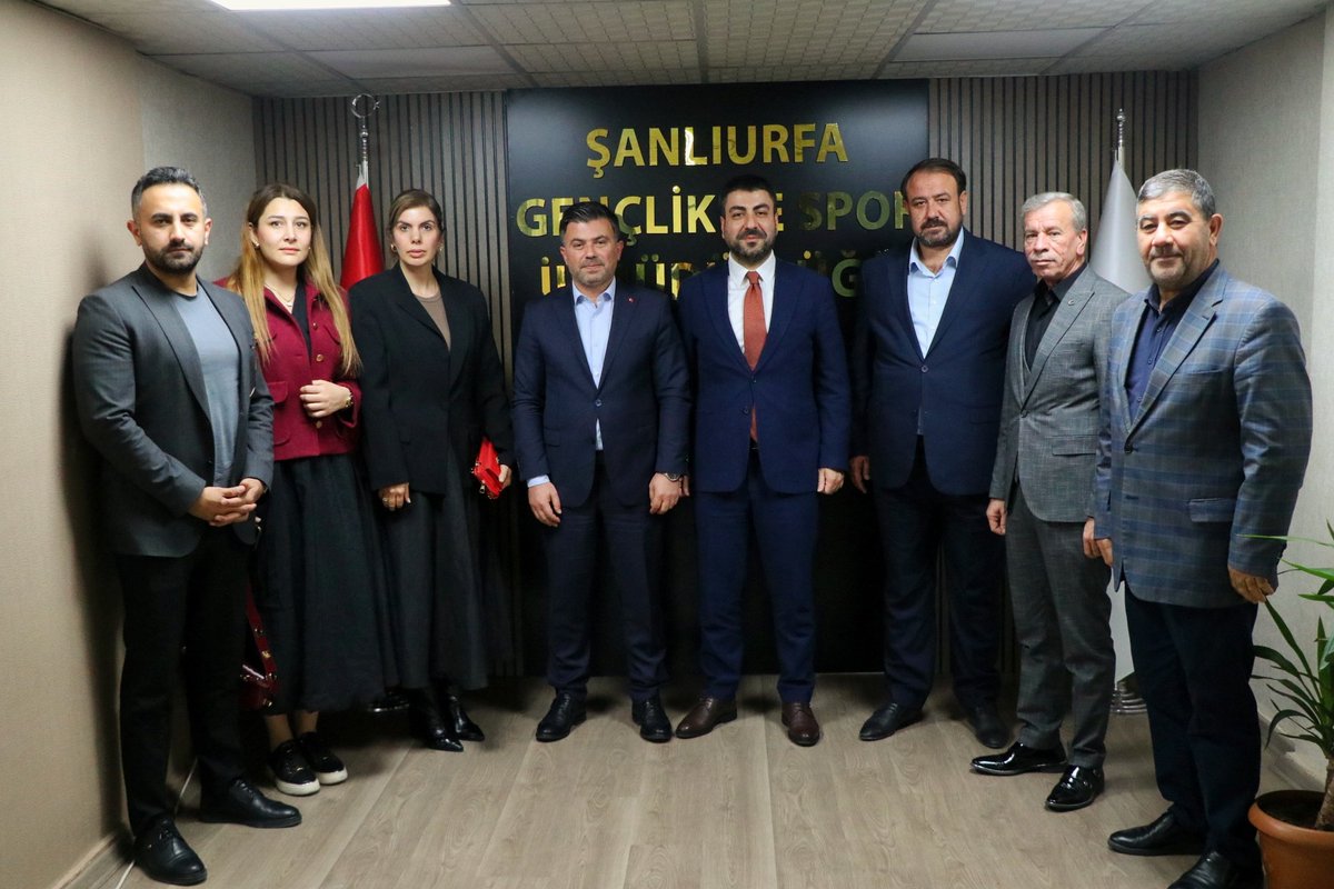 AK Parti Karaköprü İlçe Başkanı Sayın Orhan Çelik ve yönetimi İl Müdürümüz Sayın İsa Yazıcı'yı makamında ziyaret ederek hayırlı olsun dileklerinde bulundu.
İlçe Başkanı Çelik ve yönetimine nazik ziyaretleri için teşekkür ederiz.