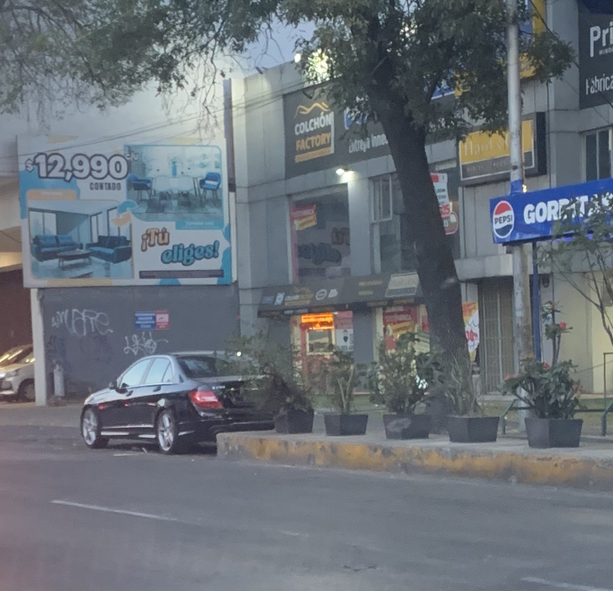 VecinosUnidosM's tweet image. Auto estacionado en ciclovía en avenida Revolución 749, colonia Nonoalco entré Sebastian del Piombo y Rembrandt en la Alcaldía Benito Juárez. Se solicita sanción y retiro. Esperamos evidencia @UCS_GCDMX @OVIALCDMX buenos días.