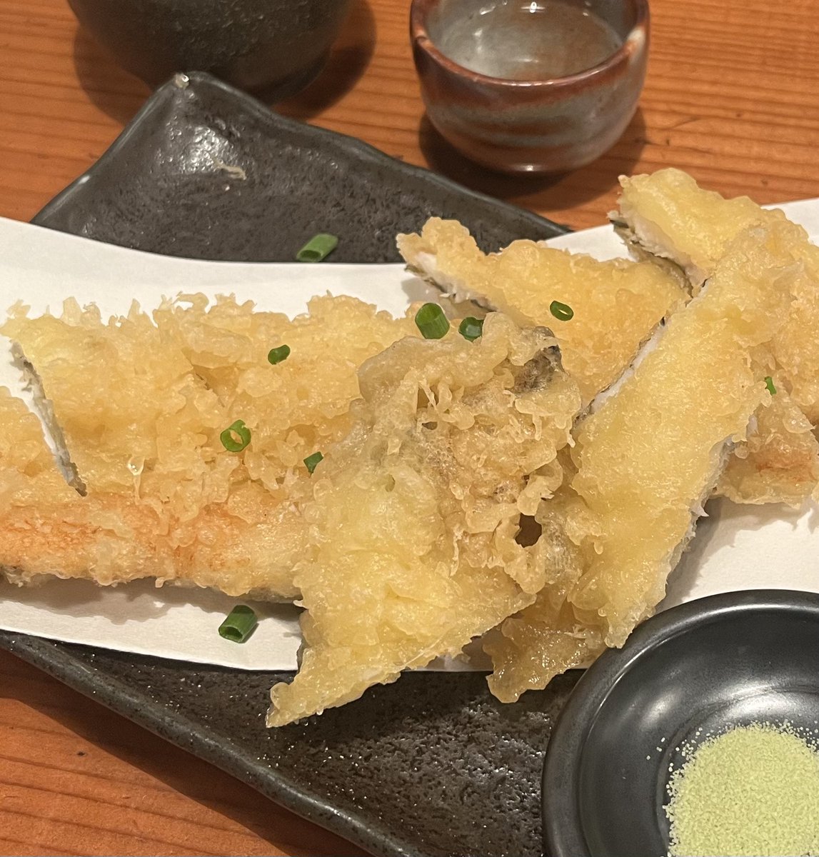 ShonanStrings's tweet image. 今夜は中低弦チームと地元・大船のそば酒房「くげ庵」へ！ 炙りコハダもアナゴの天ぷらも美味しい〜♪ お酒も熱燗が嬉しい季節になりました。〆はもちろんへぎそばで！
#大船 #くげ庵 #へぎそば