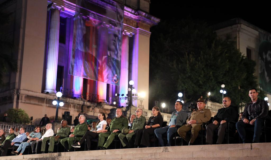 Una noche histórica en un lugar histórico, en la escalinata de la Universidad de La Habana,con la presencia  <a href="/DiazCanelB/">Miguel Díaz-Canel Bermúdez</a> , la juventud capitalina, en representación de #Cuba,le rindió 
tributo a nuestro padre #Fidel 
#100AñosConFidel #SanctiSpíritusEnMarcha <a href="/DeivyPrezMartn1/">Deivy Pérez Martín</a>