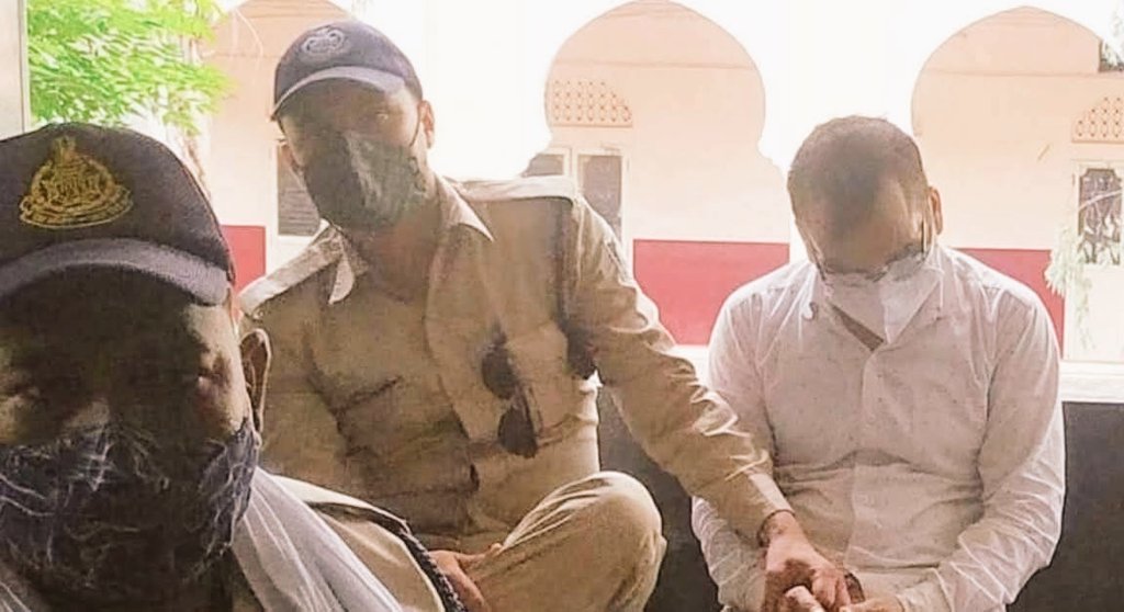 ये वही मादरणीय संतोष वर्मा है ___

जिसने ब्राह्मण समाज की बहन बेटी पर अभद्र टिप्पणी करी थी।

ग्वालियर वाले अनिल मिश्रा ने जब संज्ञान में लेकर
स्वयं एसपी आफिस जाकर इसके खिलाफ एफआईआर कराई थी।

अब जब ये पुलिस की हिरासत में है, तो मुंह छिपाये बैठा है।

भय बिन होय न प्रीति .... 🔥🔥