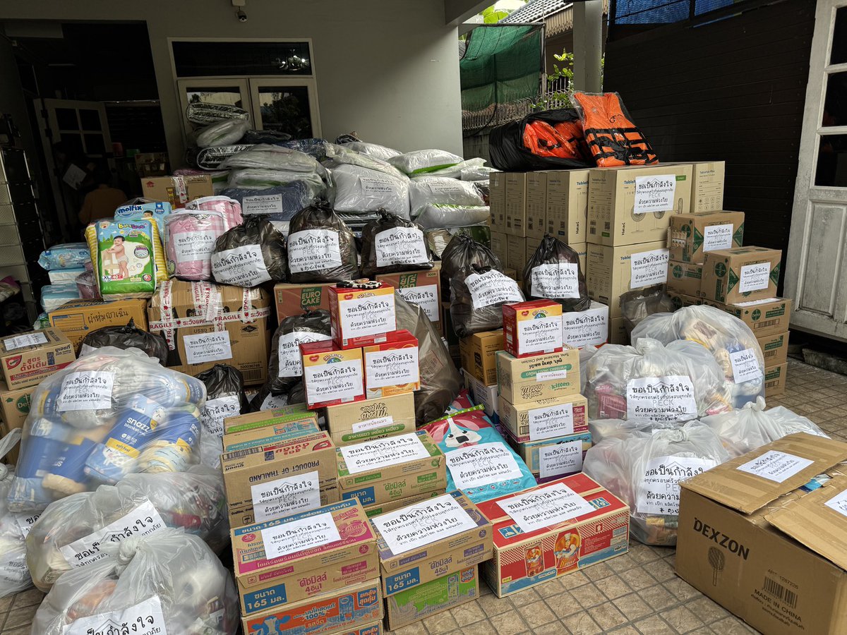 30upLovePalit's tweet image. พวกเราในนาม เป๊ก ผลิตโชค นุช นุชา 
ขอส่งกำลังใจผ่านสิ่งของทั้งอุปโภค บริโภค สิ่งของที่จำเป็นไปยังศูนย์พักพิงม.อ. หาดใหญ่ และศูนย์อพยพเทศบาลเมืองสตูล

พวกเราขอเป็นกำลังใจให้ทุกคนผ่านพ้นวิกฤตนี้ไปได้อย่างปลอดภัย 🙏🏻✨️
#นุชมาช่วยน้ำท่วมภาคใต้กัน
#เป๊กผลิตโชค #PeckPaLitChoke