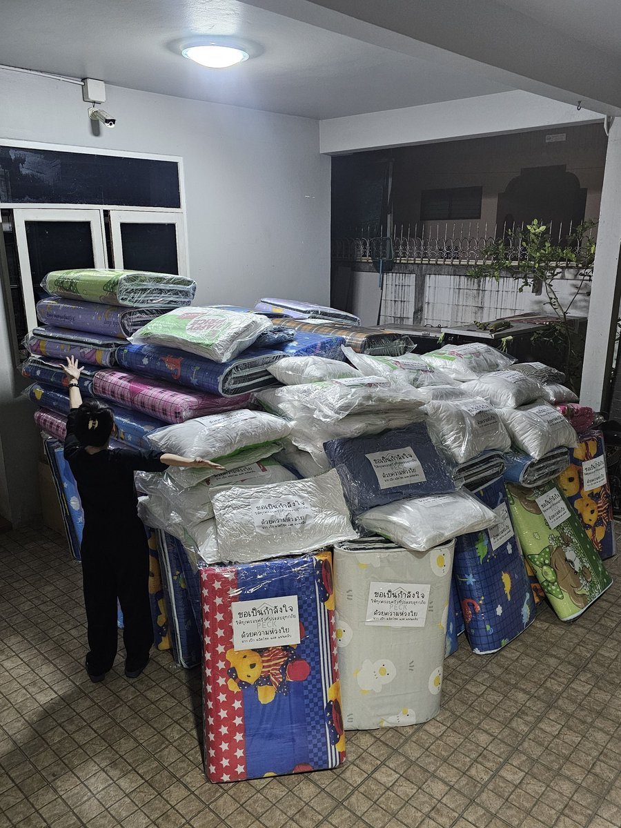 30upLovePalit's tweet image. พวกเราในนาม เป๊ก ผลิตโชค นุช นุชา 
ขอส่งกำลังใจผ่านสิ่งของทั้งอุปโภค บริโภค สิ่งของที่จำเป็นไปยังศูนย์พักพิงม.อ. หาดใหญ่ และศูนย์อพยพเทศบาลเมืองสตูล

พวกเราขอเป็นกำลังใจให้ทุกคนผ่านพ้นวิกฤตนี้ไปได้อย่างปลอดภัย 🙏🏻✨️
#นุชมาช่วยน้ำท่วมภาคใต้กัน
#เป๊กผลิตโชค #PeckPaLitChoke
