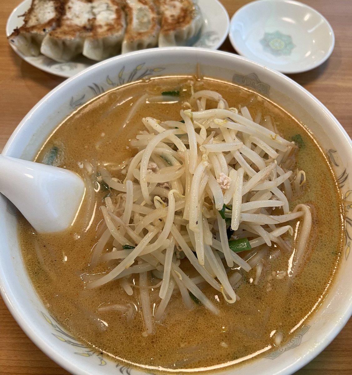 昔から食べてるラーメン屋の味噌ラーメン
地元の友達と久々に食いに行った🍜