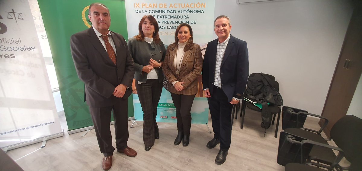 CSIFExtremadura's tweet image. La delegada de #CSIFExtremadura Eva María Martín asiste a la presentación de la &apos;Guía para la Organización del Sistema de Prevención de Riesgos Laborales en las Empresas&apos;, junto a la DG de Trabajo de @Junta_ex, Pilar Bueno Espada, y el autor de la guía, Juan José Pérez Mayordomo.
