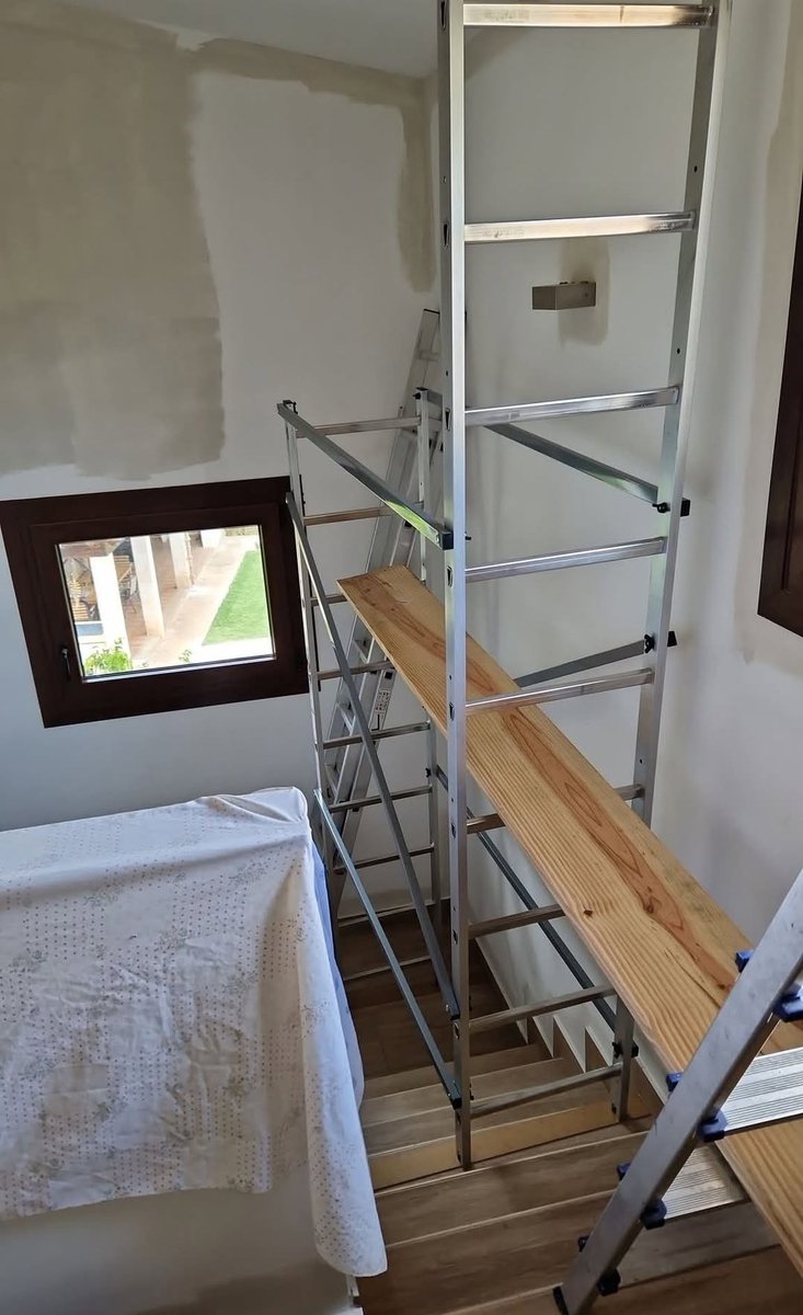 DecoratorsU's tweet image. Set it up but forgot to put sheets down first.. I&apos;m just going to paint really slowly 🐌