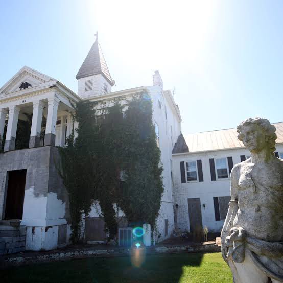 CastilloLe85942's tweet image. #vss365
2/end
The Detectives thanked the owner &amp;amp; Deputy. The sunrise flooded the old school’s grounds as they left

“On to Kyrock” Sydney sighed “Hobbs, this one concerns me..this ghost town’s in ruins from a fire”

#Reflected in the river was a grey Camry parked near the bridge