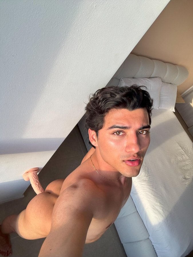 G6rr3A4WEAAh3L4?format=jpg&name=900x900