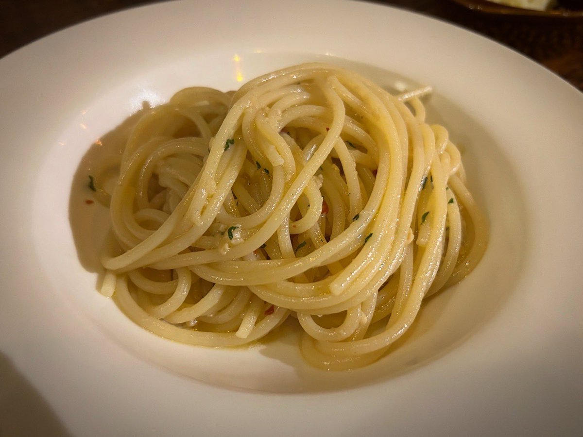 ibaraki_tp_oca's tweet photo. 夜の鹿児島で何かおいしいものもつまみたいなーということで探したこちら。店内めっちゃオシャレなイタリアン！トイレのドアは自力では見つけられない隠し扉でした。
アンチョビオイルのポテト、ペペロンチーノと島有泉の黒糖焼酎。上品な味付けでじっくりと楽しめる味。

@#天文館通 #melimelo https://t.co/rJDY58d5Cj