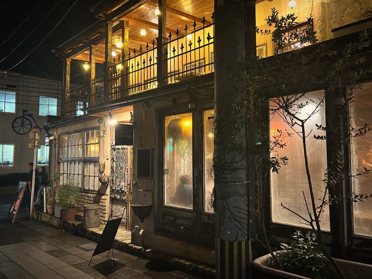 ibaraki_tp_oca's tweet photo. 夜の鹿児島で何かおいしいものもつまみたいなーということで探したこちら。店内めっちゃオシャレなイタリアン！トイレのドアは自力では見つけられない隠し扉でした。
アンチョビオイルのポテト、ペペロンチーノと島有泉の黒糖焼酎。上品な味付けでじっくりと楽しめる味。

@#天文館通 #melimelo https://t.co/rJDY58d5Cj