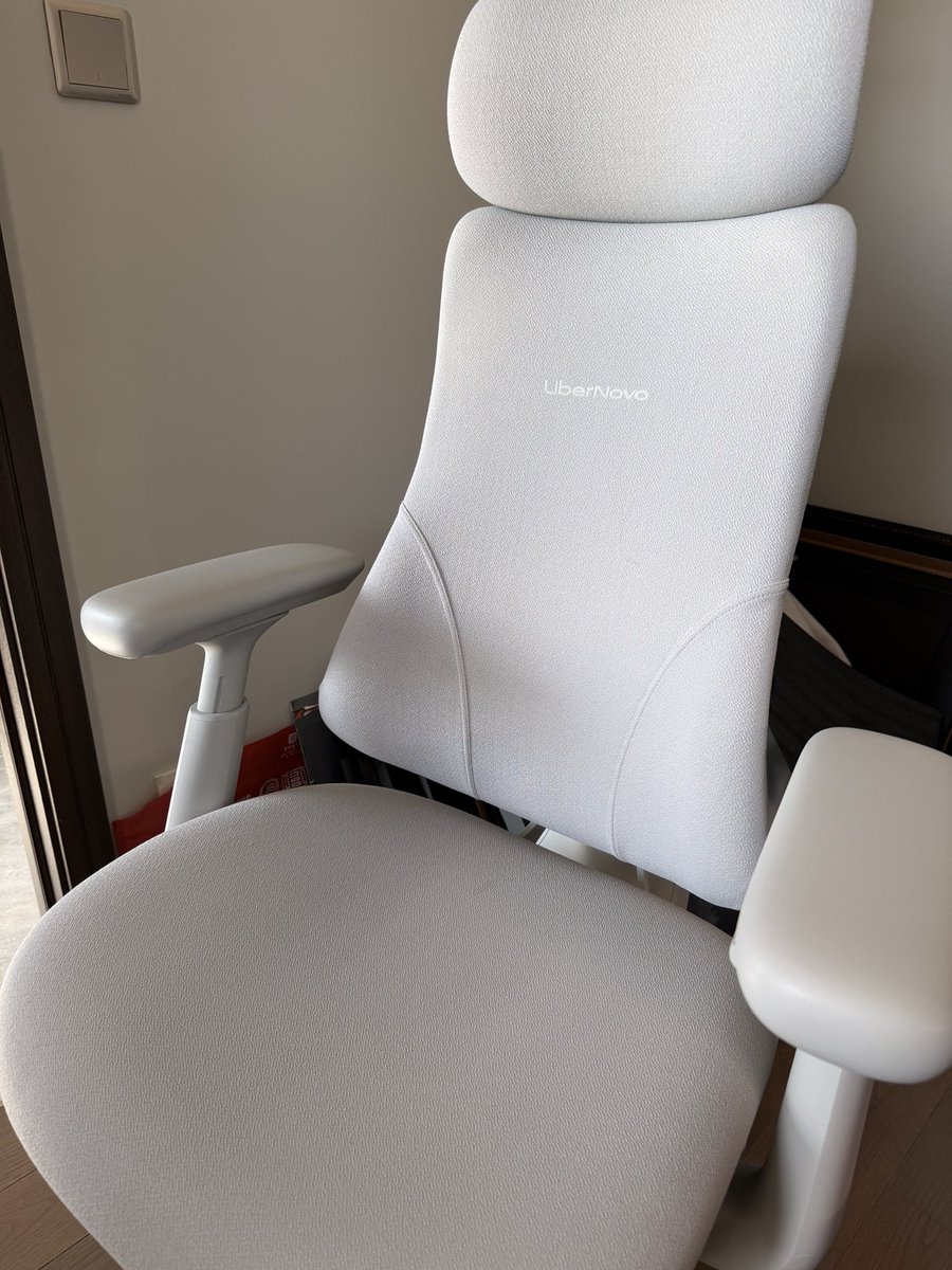 Axilyn's tweet image. Black or white?