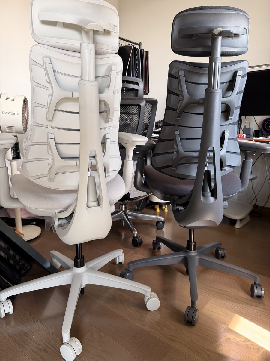 Axilyn's tweet image. Black or white?