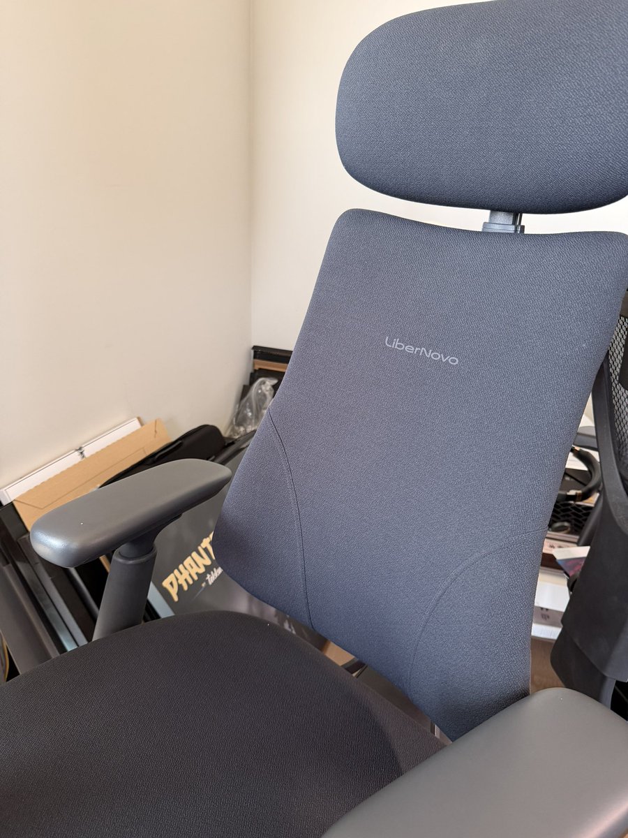 Axilyn's tweet image. Black or white?