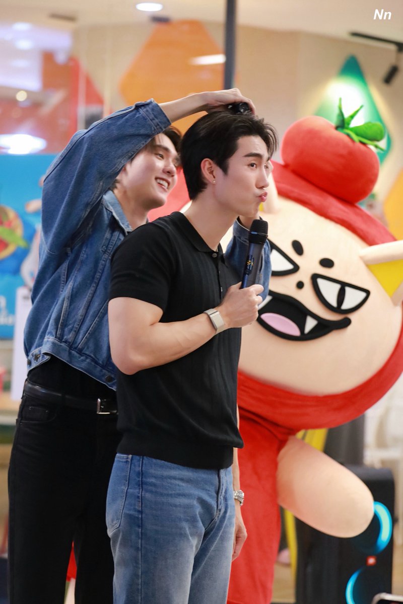 Noon_taweesap's tweet image. พ่อพ่อติดโบว์ให้ปะป๊า ฟ้อกแอบมอง ฟ้อกก็อยากติดโบว์เหมือนกันนะค้าบบบบ

FORCEBOOK MOS PRESS
#MelodyOfSecretsLIVE 
#fforce_ #kasibook #TOMAFOX